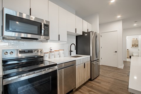 Contemporary kitchen with stainless steel appliances and custom cabinetry in a pet-friendly apartment near downtown Bound Brook, NJ.
