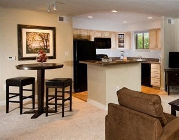 Separate Dining Areas Great Apartment Rentals in Rosslyn VA - Photo Gallery 2