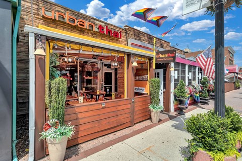 the front of a restaurant on a sidewalk