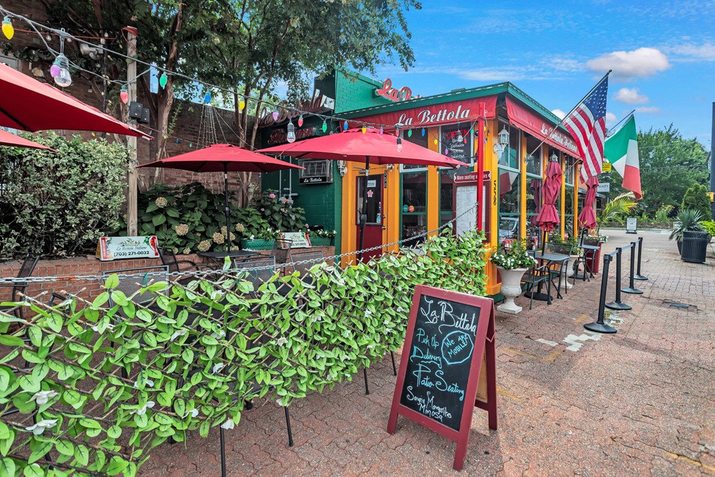 Discover ample restaurants in nearby National Landing!