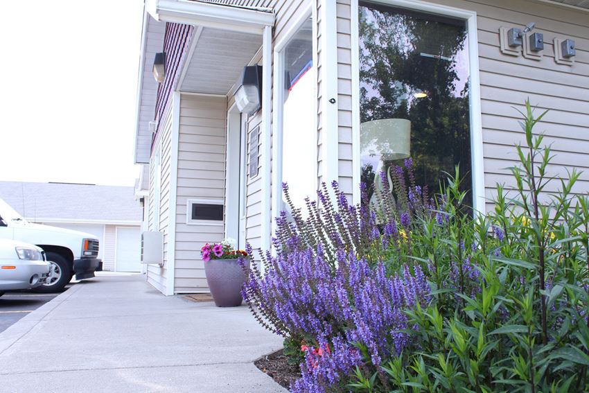 Courtyard View Courtyard View at Knightsbridge Apartments, Spokane, WA - Photo Gallery