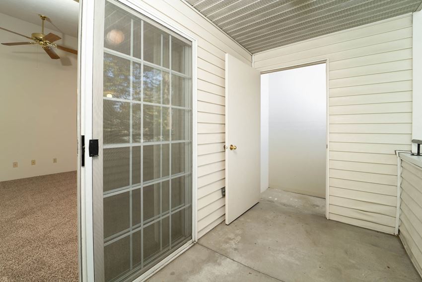 Entrance area with white interiors Entrance area with white interiors at Morning Glory Circle Apartments, Spokane, WA, 99208