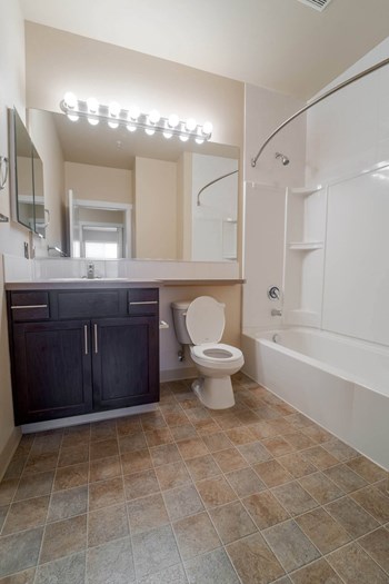 6610 N Cincinnati St 1-2 Beds Apartment for Rent - Photo Gallery 2