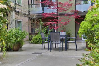 Courtyard Garden Space at Charbonneau, Seattle