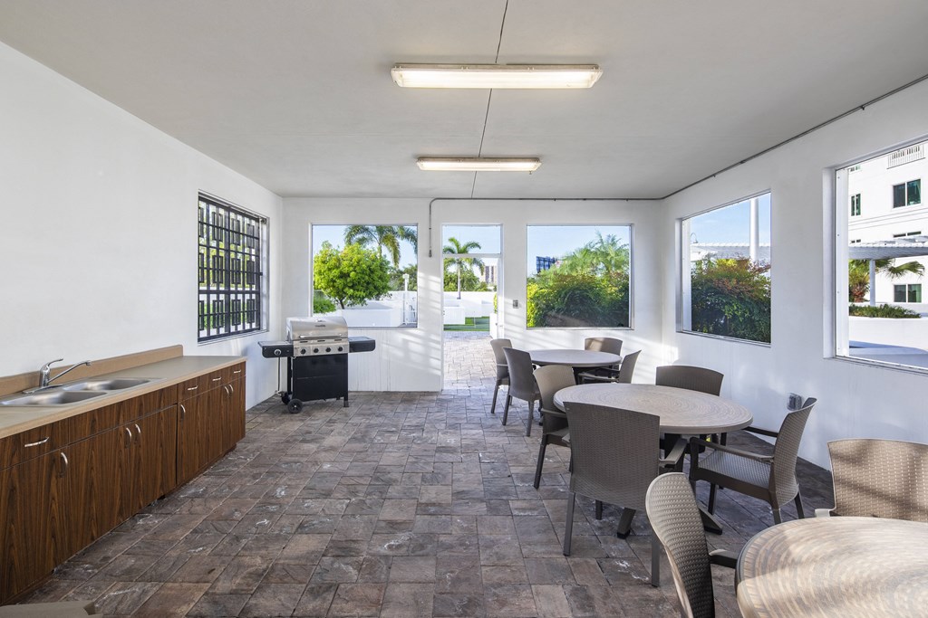 the preserve at ballantyne commons community room with tables and chairs