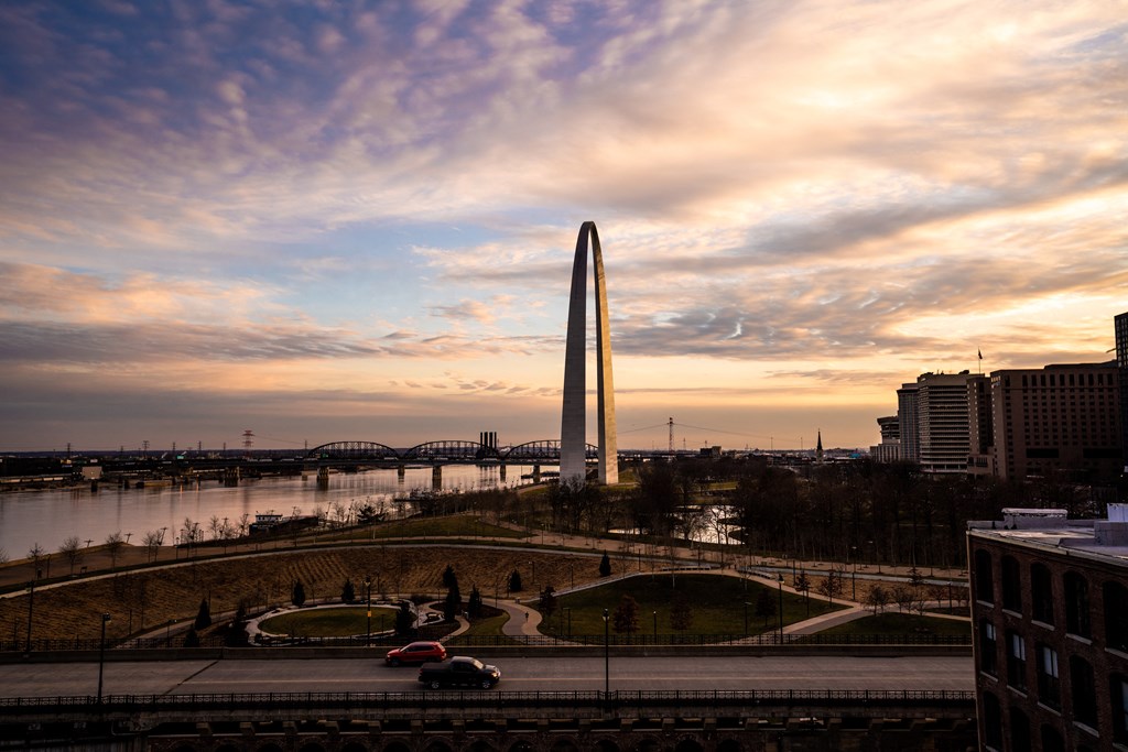 a view of the st. louis gateway arch at sunset