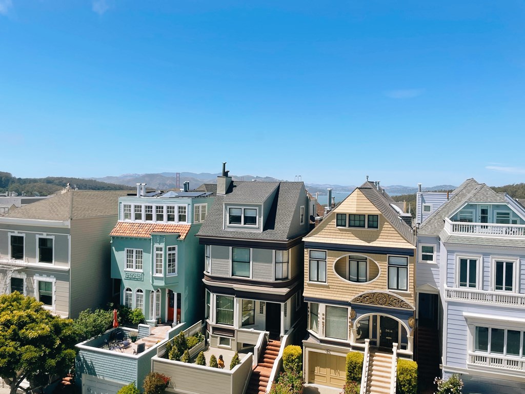 a group of houses in a row in the city