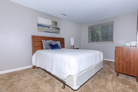 carpeted bedroom  at Parkview Apartments, Richmond Heights, 44143