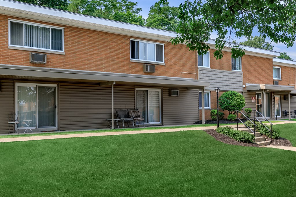 this is a photo of the courtyard at harvard square apartments in dallas, tx