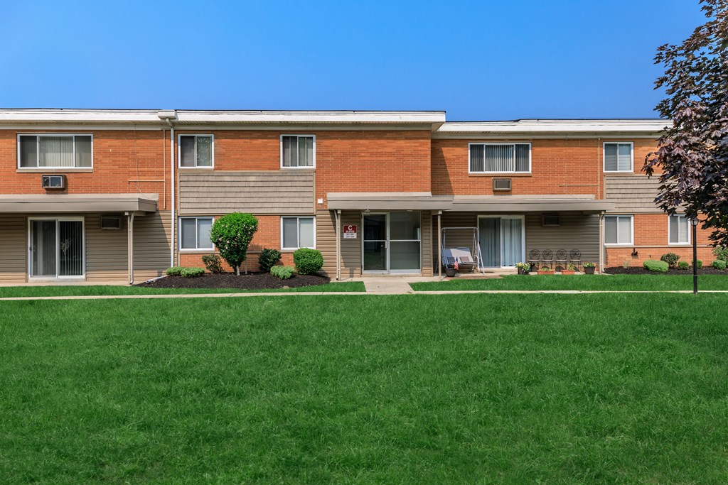 this is a photo of a building exterior at the biltmore apartments in dallas,