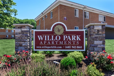 a picture of the willo park apartments sign
