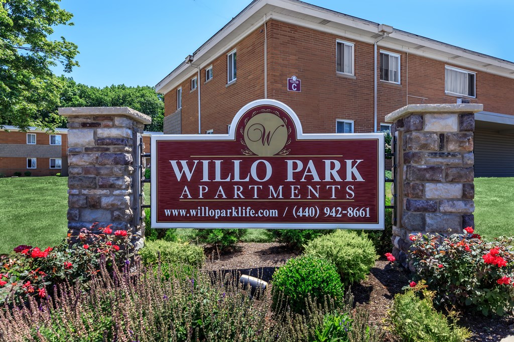 a picture of the willo park apartments sign