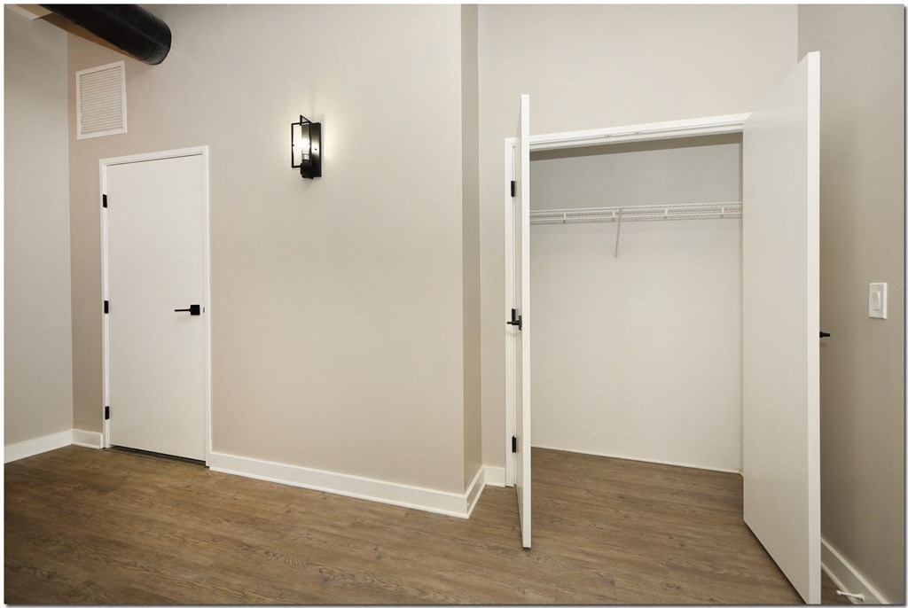 a bedroom with a closet Cleveland, Ohio