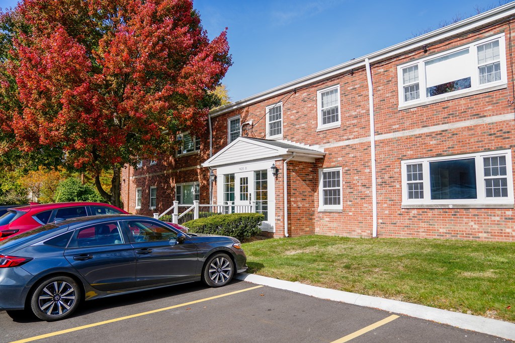 Exterior of Colony House Apartments