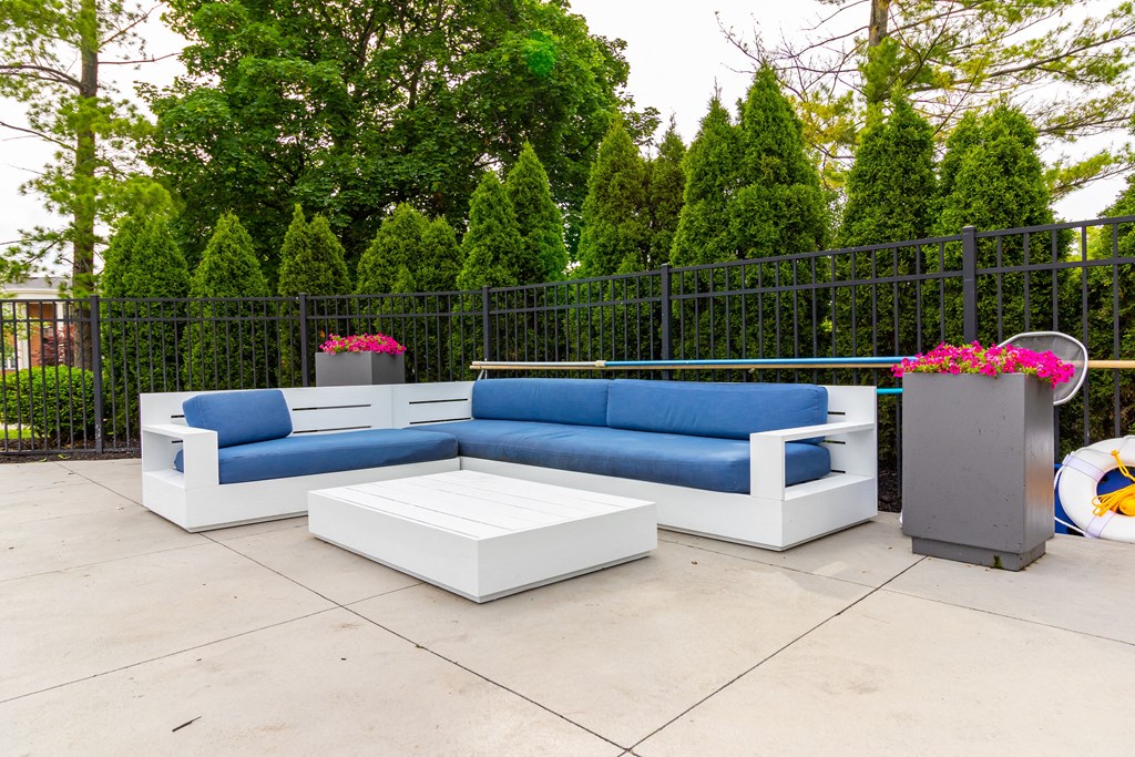 outdoor lounge area  at Heritage Apartments, Ohio