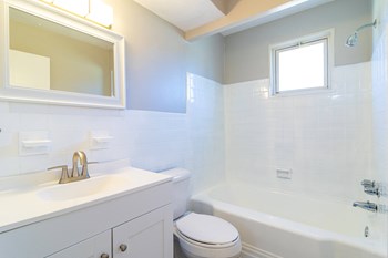 Renovated bathroom with full shower - Photo Gallery 10
