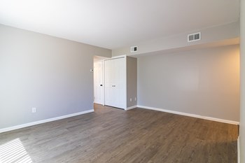 Upgraded living room - Photo Gallery 3