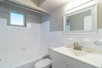Full renovated bathroom with shower and tub - Photo Gallery 4