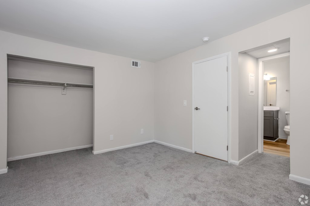 A room with a grey carpet and white walls. at Commons At Waters Edge, Columbus Ohio