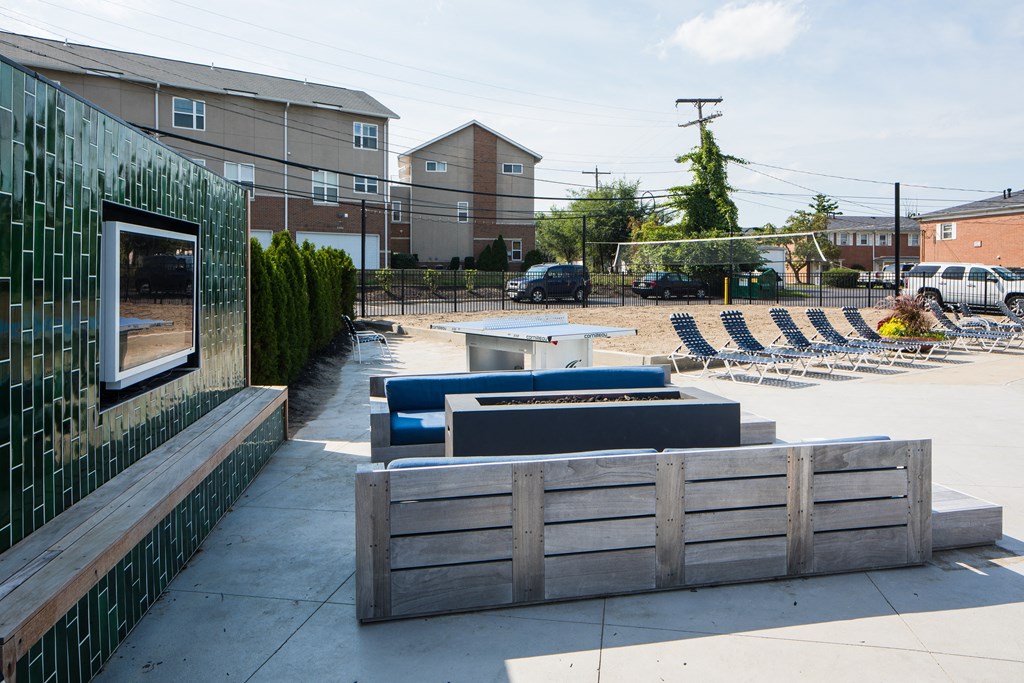 Outdoor Lounge With TV at Heritage Apartments, Ohio