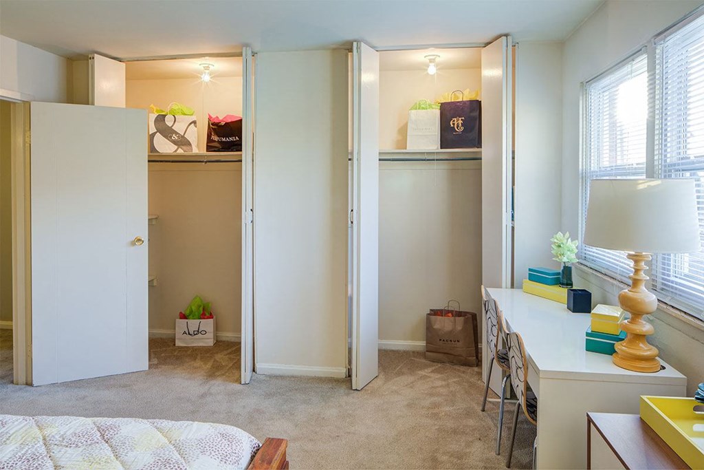 Work Desk at Heritage Apartments, Columbus, 43212