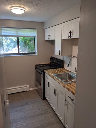 upgraded kitchen in lakewood ohio apartments