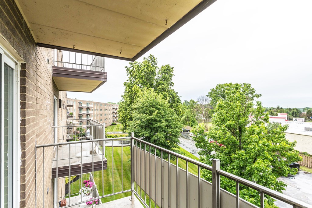 Apartment with balcony in Eastlake