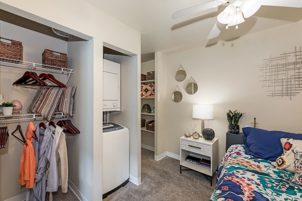 Bedroom With Closet at Heritage Apartments, Columbus, OH, 43212