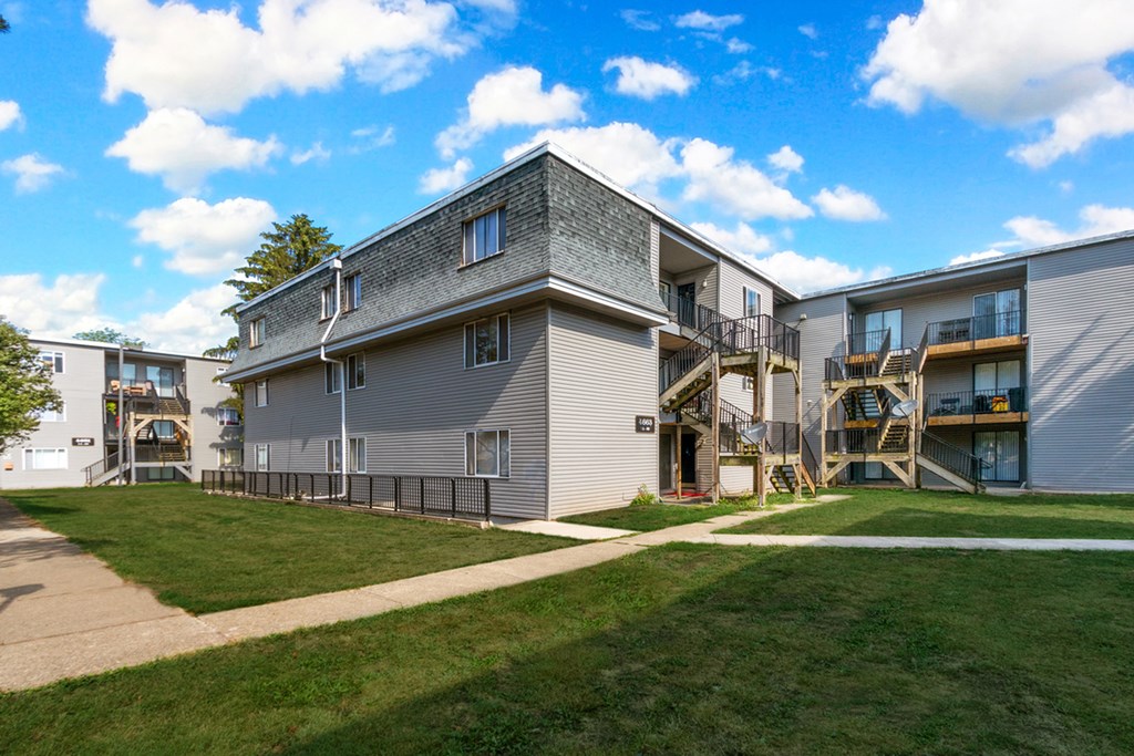 Exterior Landscape at Commons At Waters Edge, Ohio, 43232