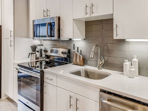 Sentral East Austin 1630 Studio Fully-Equipped Kitchen
