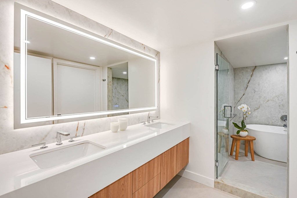 Palma Beverly Hills 2BR Bathroom with Soaking Tub