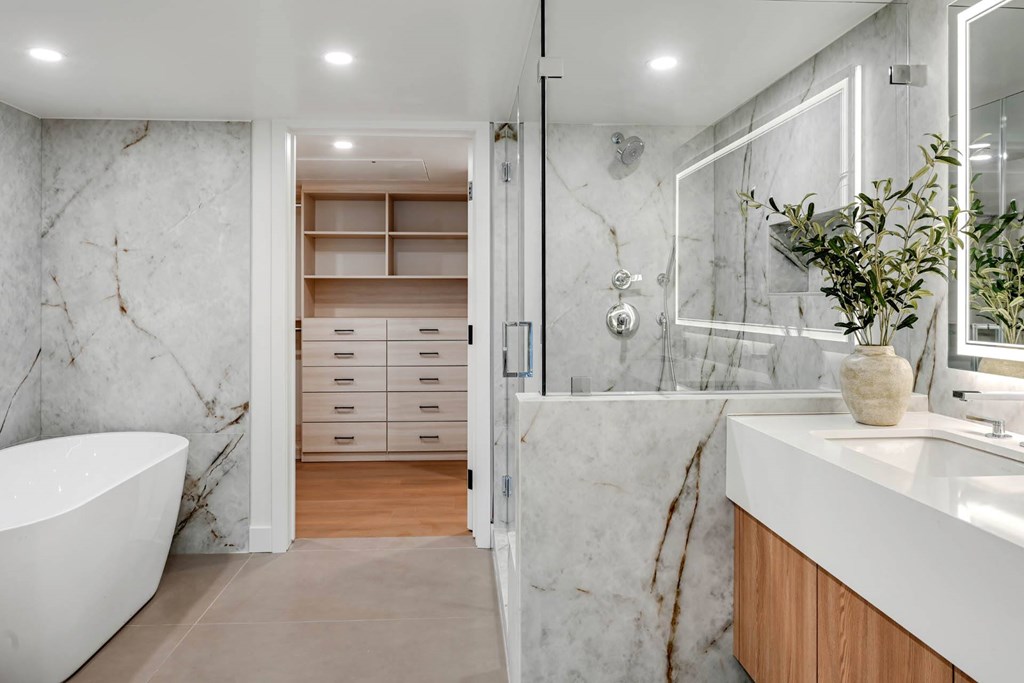 Palma Beverly Hills 2BR Primary Ensuite Bathroom