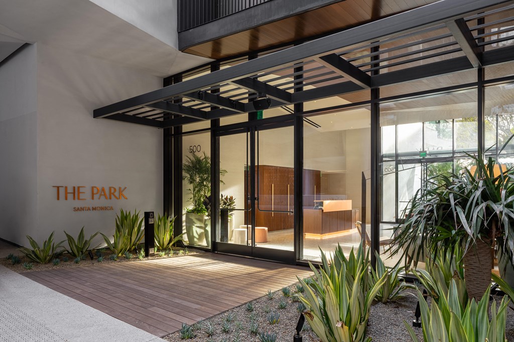 residential entry with valet service, palm trees, concierge and guest receiving