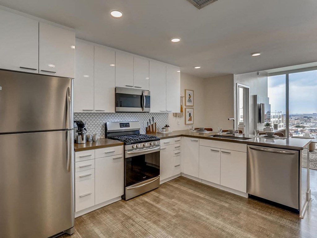 Sentral DTLA One-Bedroom Kitchen and Dining Area