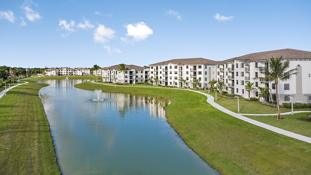 Lakeside Walking Paths at Boca Vue Apartments in Boca Raton FL