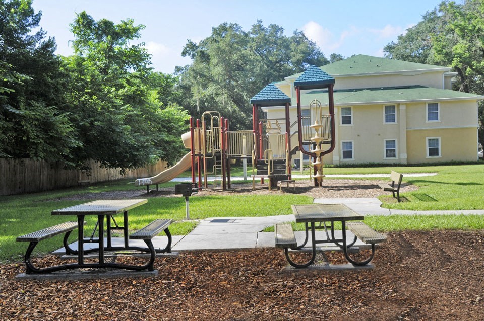 Picnic Area and Playground at Grande Oaks Apartments in Tampa FL