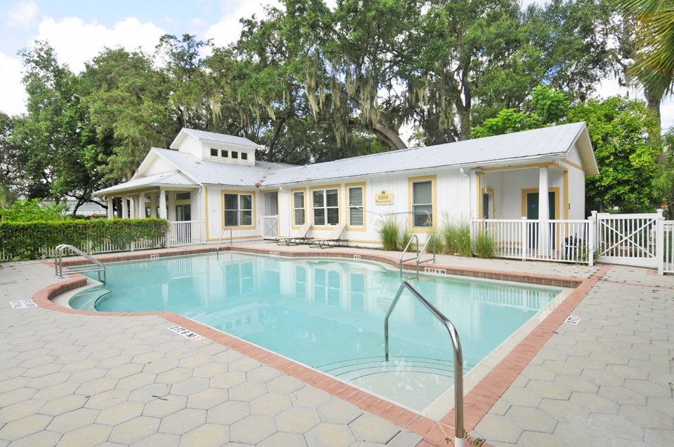 Pool at Grande Oaks Apartments in Tampa FL