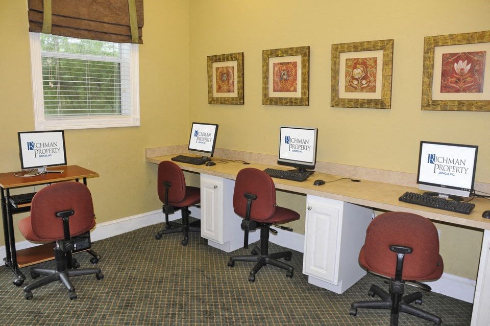 Business Center at Meridian Pointe Afforable Apartments in Tampa FL