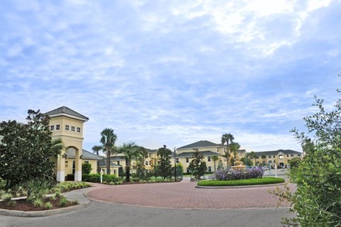 Exterior of Meridian Pointe Afforable Apartments in Tampa FL