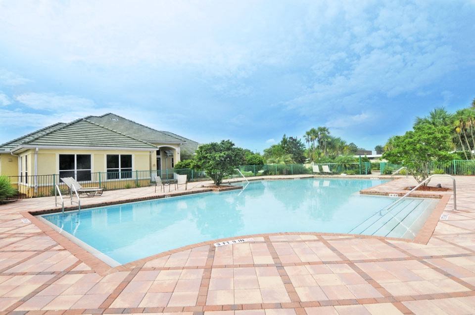 Swimming Pool at Meridian Pointe Afforable Apartments in Tampa FL