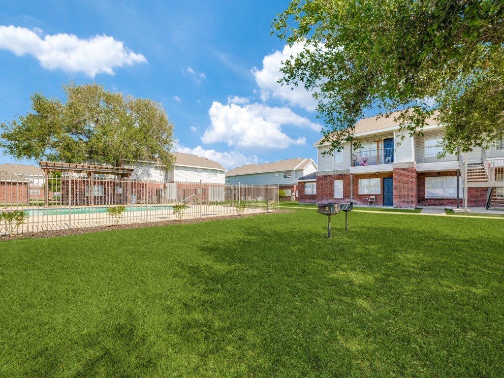 Green spaces with BBQ grills at Mockingbird Lane Plaza Affordable Apartments in Victoria TX