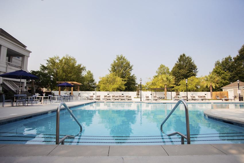 the swimming pool at the resort at schlitterbahn