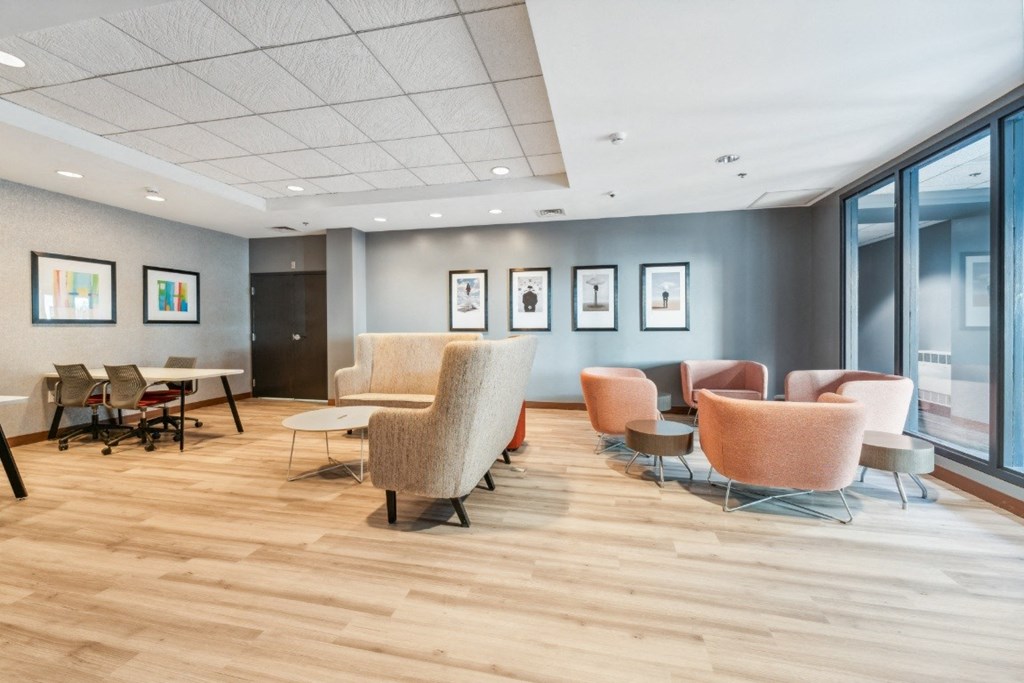 a clubroom with seating and a coworking space at Residences at Manchester Place in Manchester, New Hampshire