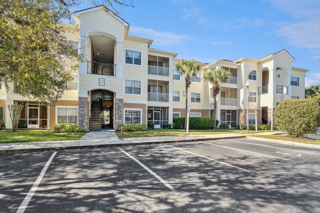 the exterior of the apartment building at Grandeville on Saxon, Orange City, Florida