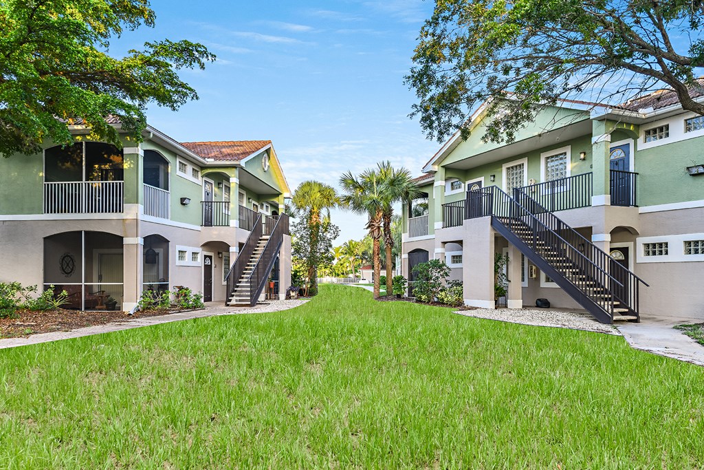Apartment Exterior at Bay Breeze Villas, Fort Myers, 33908
