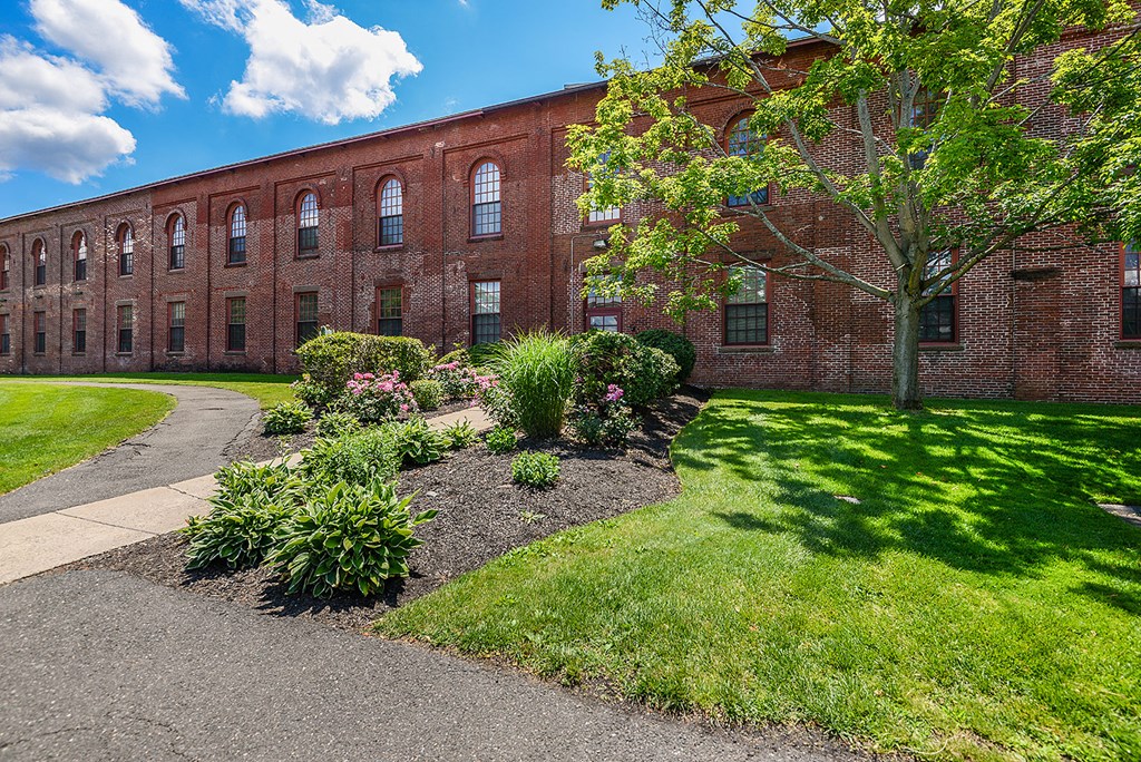Beautifully maintained grounds  at Bigelow Commons, Enfield