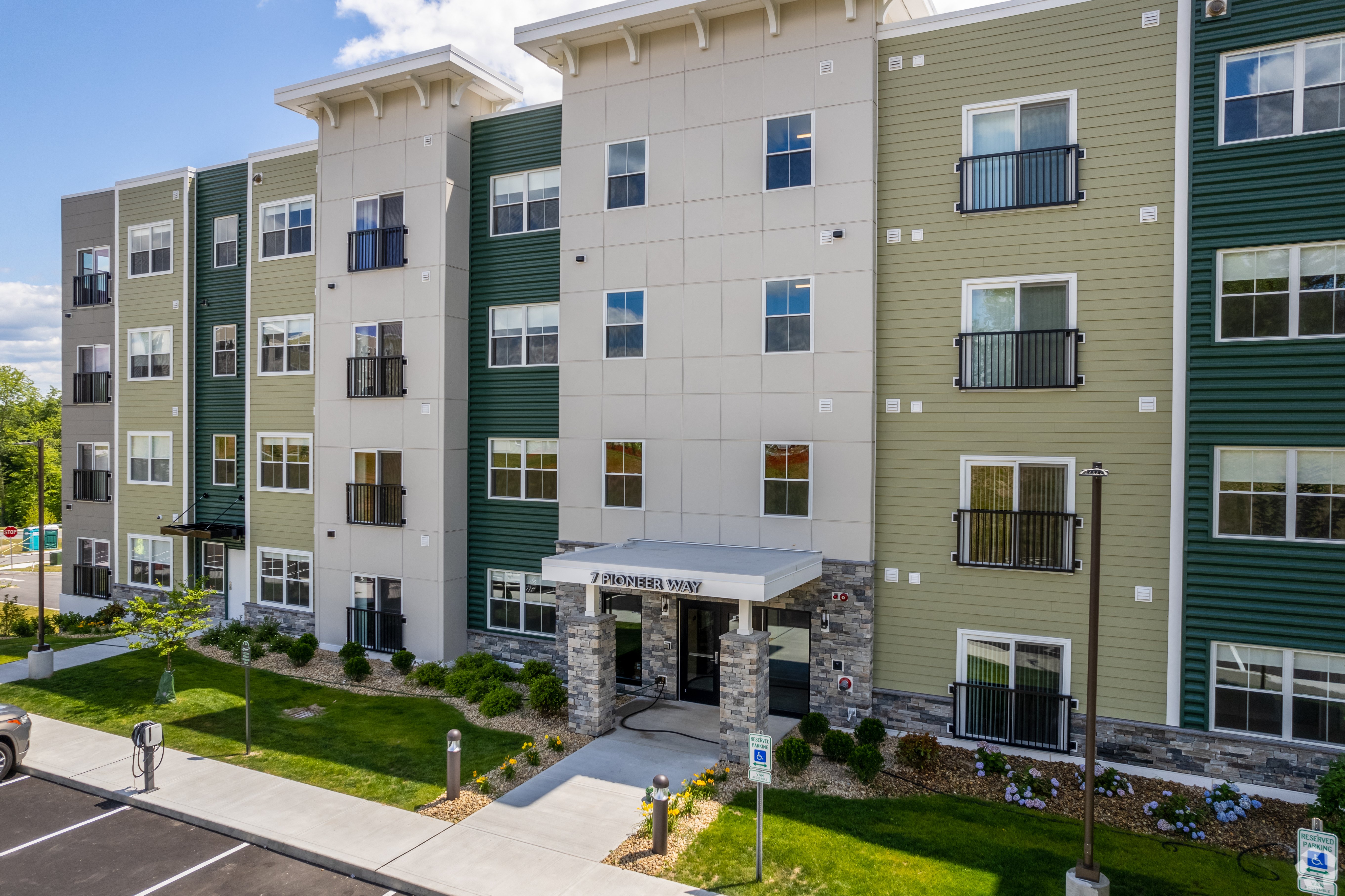 an exterior view of the apartments at Edgebrook Residences, Merrimack, NH