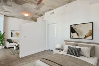 808 N. Franklin Street 2 Beds Apartment for Rent - Photo Gallery 5