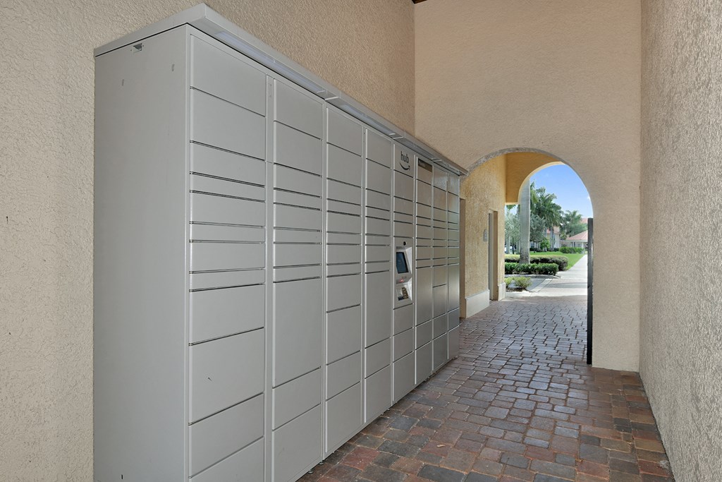 Amazon Hub Lockers at Floresta, Florida