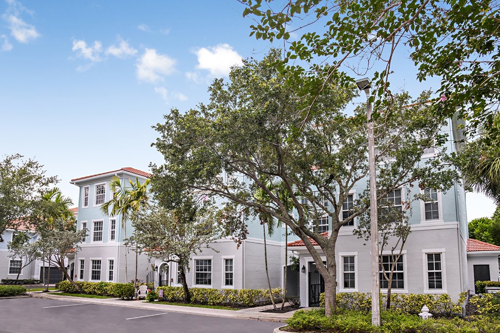 Exterior of Floresta apartments in Jupiter, FL
